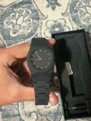 Matt svart klocka - Helt ny 