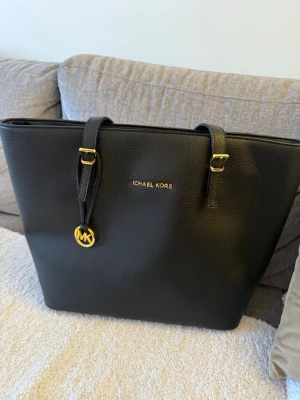 Väska - Mikeal kors FAKE väska, bokstaven M saknas i logotypen därav säljs den billigt. I övrigt är väskan i bra skick och ren. 