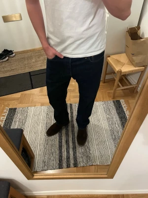 LEVIS 501 - W34 men passar W32-W33. Endast provade LEVIS 501.  tillverkade i ett stadigt denimtyg. Perfekta till sneakers eller boots för en clean look. 