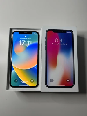 iPhone X Rymdgrå - - 64GB lagringskapacitet📱 - 83% batterihälsa🔋 - Färg: Rymdgrå - Funkar som den ska✅ - Defekter: Den är lite repig på skärmen och liten skråma vid  laddningshålet men inget som syns om inte man kollar noggrant. - Nollställd och redo för en ny användare✅👍 - Mobillåda ingår 📦✅ - Pm vid frågor eller för detaljbilder‼️
