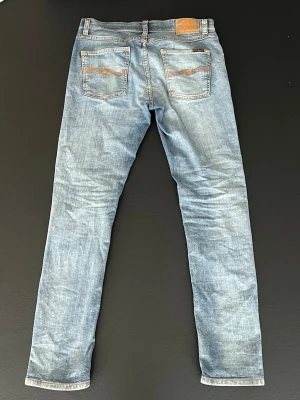 Nudie jeans Lean Dean - Ett par riktigt schyssta jeans ifrån Nudie Jeans Co! Kvaliten är väldigt bra och storleken är w31 l34! de är knappt använda, tveka inte på att skriva om du är i behov av fler bilder!📸 Skriv gärna om du har minsta lilla fundering då jag oftast svarar direkt!🖋️ Fraktar alltid senast dagen efter! 📦