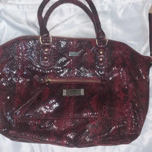 Vintage Guess väska  - Äldre damväska modell från Guess. Jätte bra kvalitet. Skriv till mig ifall du har några frågor!😇