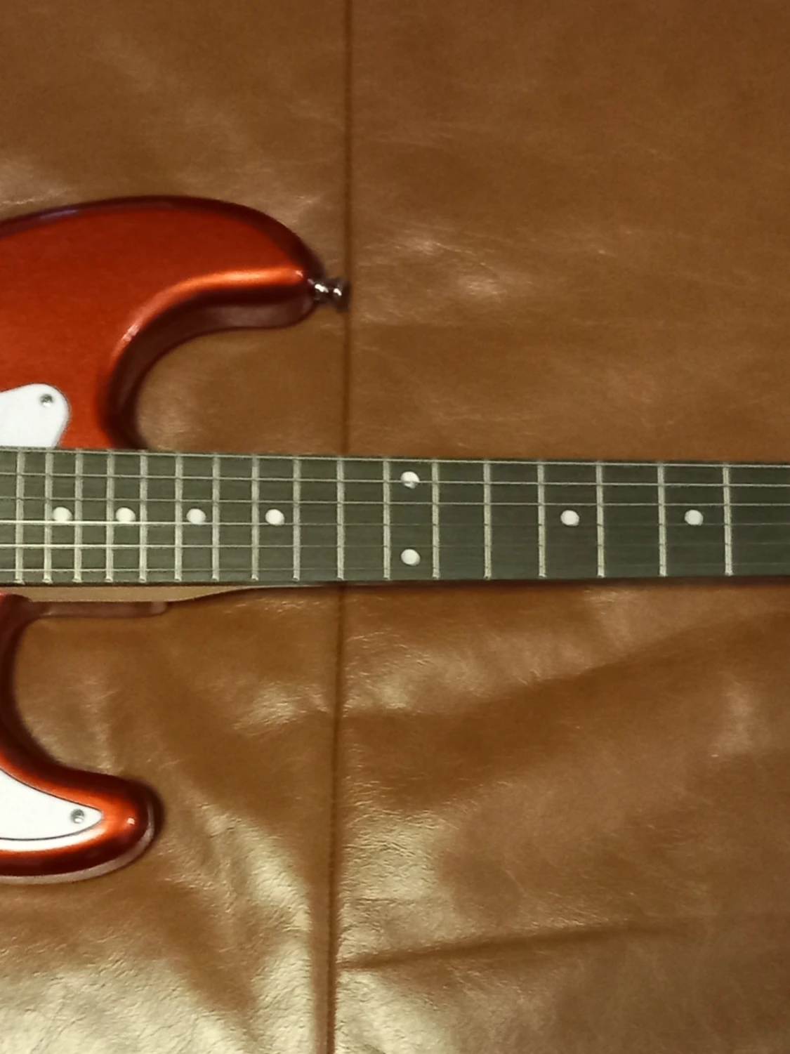 Splitter ny jätte snygg Strata gitarr med tillbehör till ett bra pris. - 5