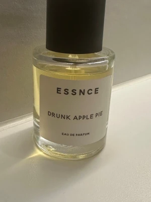 ESSNCE Drunk Apple Pie parfym - Parfymen Drunk Apple Pie från ESSNCE. Sparsamt använd. Vid nyköp 50 ml. Om du har funderingar så skicka gärna ett meddelande.