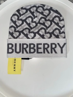 Burberry mössa  - Helt nytt 