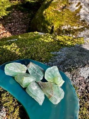 Råa bitar Grön Kalcit - Vackra råa bitar av grön kalcit i milda, friska gröna färger.  Grön kalcit är starkt kopplad till hjärtchakrat, emotionell läkning och återhämtning. En fantastisk sten när du vill släppa gammalt, lugna nervsystemet och bjuda in mjuk förnyelse.  🌿 Öppnar och läker hjärtchakrat 🌿 Lugnar stress & emotionell oro 🌿 Stödjer återhämtning, vila och självkärlek 🌿 Hjälper vid förändring och nystart  Totalt 52 gram. Ca 3 cm långa 