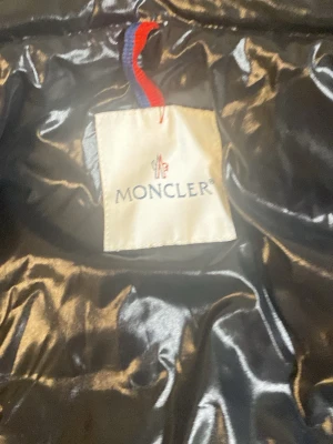 Svart dunväst från Moncler - Svart Monclerväst Äkta 2016 Den är inte annvänd eftersom den inte passar mig och Har ingen nytta av den Priset går att diskutera Så kom med prisförslag 