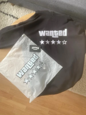 Limited Edition Zekko Hoodie - Tjena!👋 Säljer nu denna riktig feta hoodien från Zekko med GTAs Wanted logga på ryggen!🤌 Den är sjukt clean och galet exklusiv😮‍💨 Den är köpt för privata bruk men samlar mest damm i garderoben✌️ Storlek M📐 Är väldigt flexibel i pris💸
