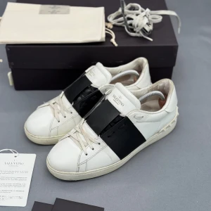 Valentino Open | 42 - Valentino Open sneakers | Bra skick | Original box, dustbag, kort, äkthetsbevis samt extra skosnören ingår | INGA BYTEN | Vid frågor och mer bilder är de bara och skriva 
