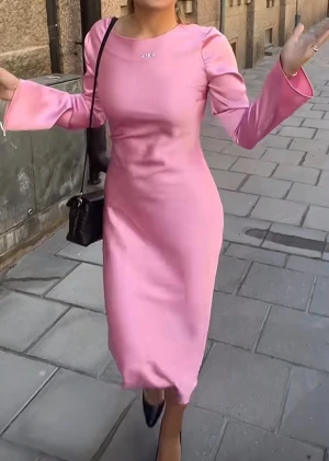 Satin klänning  - Säljer denna slutsålda as snygga klänning. Använd 1 gång! pris kan diskuteras, klänningen har små defekter/lite nopprig på vissa ställen 