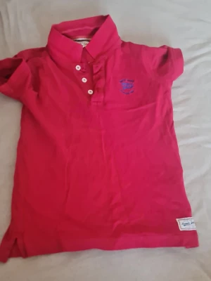 En röd tröja  - Den är fin och röd färg