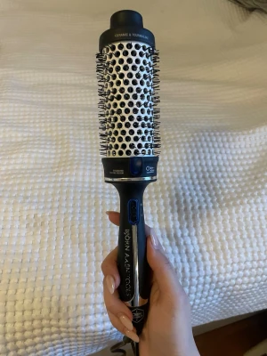 Björn Axén värmeborste  - Säljer denna värmeborste från Björn Axen då den inte kommer till användning för mig, passar perfekt för att göra jättesnygga blowouts i håret💗💗bara att höra av sig vid frågor 