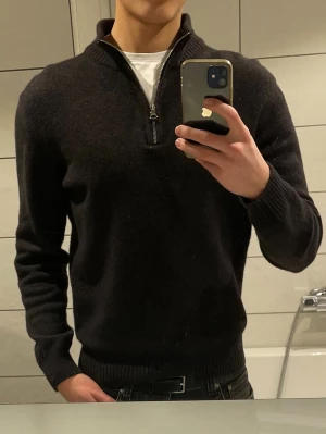 Oscar jacobson Halv zip - Jättefin tröja från oscar jacobson i toppkvalitet i skönt mjukt material. NYPRIS PÅ 2000kr. Mitt pris 745kr. Bara handtvättad, ej körd i maskin. Inga fel. Perfekt nu till våren.  Storlek M passar dom runt 180cm.  (Jag på bild är 185) Skickar snabbt!