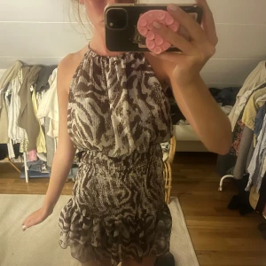 Brun och vit zebra mönstrad klänning från zara - Jättesnygg zebramönstrad klänning i brunt o vitt från zara