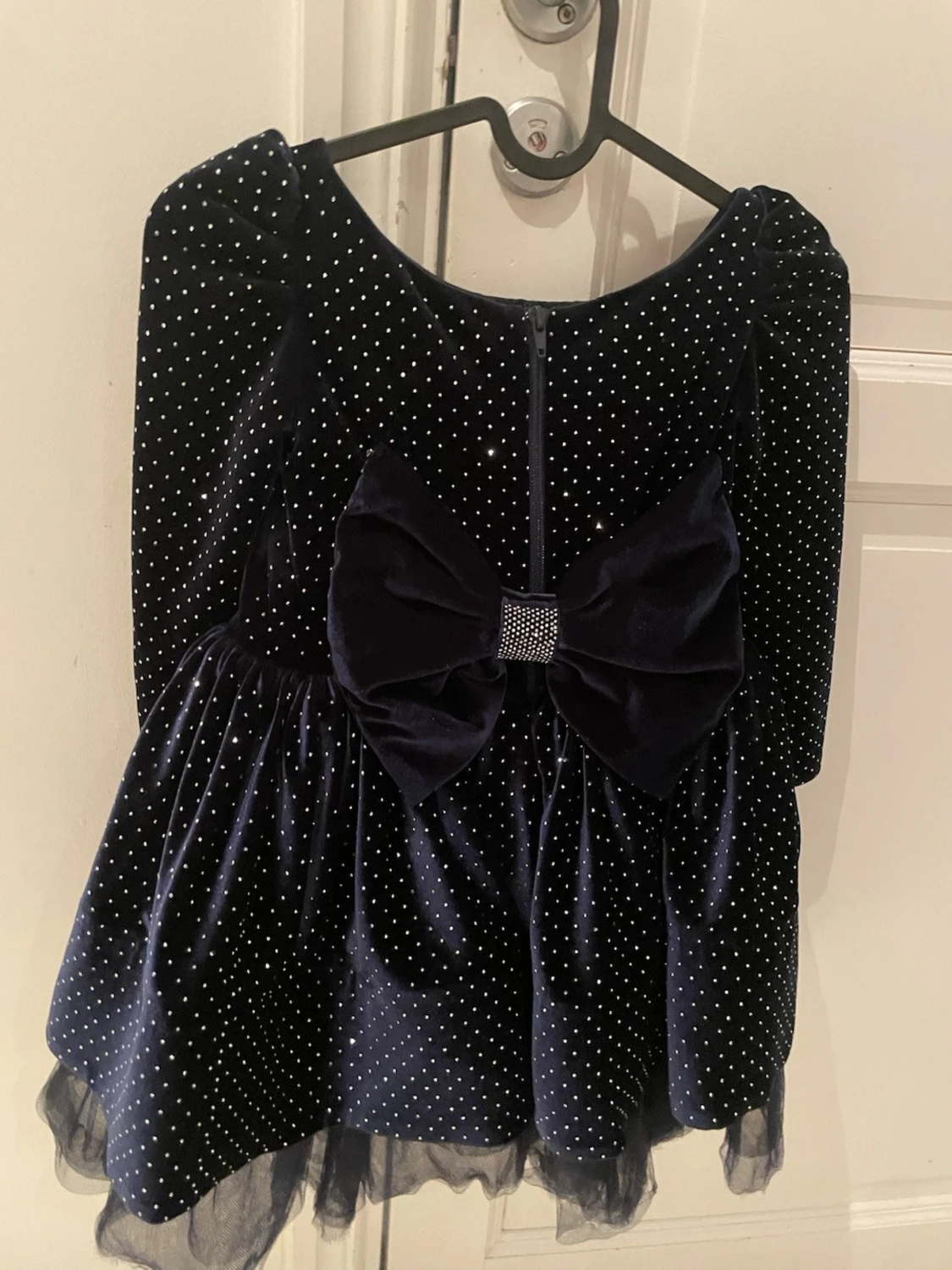 Mörkblå sammetsklänning med rosett - 1