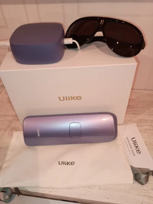 Ulike IPL hårborttagning - Säljer en lila Ulike IPL hårborttagningsapparat med tillhörande skyddsglasögon, adapter, förvaringspåse och originalkartong. Perfekt för smidig och effektiv hårborttagning hemma. Nypris 4000.