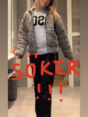 SÖKER  - SÖKER!!!!!       Söker denna jacka i storlek S, XS eller XXS 