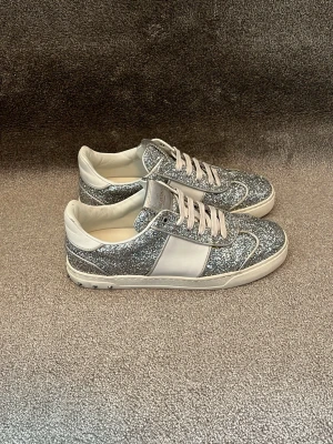 Valentino Flycrews silver - Hej! Säljer dessa Valentino Flycrew skor i vit/camo sula med nitar, vita läder detaljer och resten täckt i silver glitter! Skorna är nästan helt nya och alla nitarna är kvar! Skolåda, kort och dustbag medföljer vid köpet (sista bilden) skorna är handtillverkade i italien. Storleken är 39 och är true to size! Mvh DS