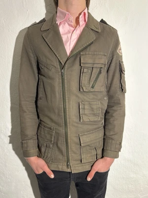 J.Linderberg jacka  - Ett riktigt snygg jacka från J.Lindeberg i storlek 46 perfekt nu när nu när våren börjar rulla in 