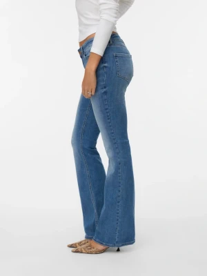 Blå lowwaist bootcut jeans  - Supersnygga utsvängda jeans från Vero Moda i klassisk modell som sitter riktigt fint 🤍 Lätta att matcha till både sneakers och klackar. 📦 Postar oftast samma dag!