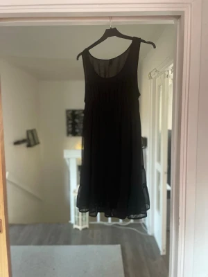 Vacker svart klänning - En vacker svart klänning från Vero Moda i storlek S. Är i mycket bra skick. Kontakta mig om du har några frågor💞