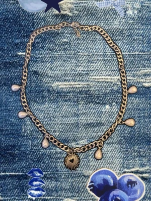 MON AMOR - Ett halsband som är 40cm plus 5cm förlängningskedja i rostfritt stål. Detta halsband passar till alla tillfällen som semestern, utgången och i skolan! Hör av er vid frågor // VALENTINA🤍