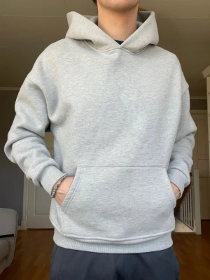 Que Sera Sera hoodie – grå – storlek S – aldrig använd - Stilren hoodie från Que Sera Sera i ljusgrå färg. Aldrig använd och i nyskick.  Perfekt basic hoodie som passar till allt – jeans, shorts eller mjukis.  • Märke: Que Sera Sera • Storlek: S • Färg: Ljusgrå • Skick: Oanvänd  Skickas alltid samma dag