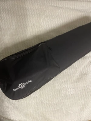 Fiol med fodral från Gear4music - Fiol för barn 6-15 år i klassisk brun träfinish med svart greppbräda och stämskruvar. Kommer i ett svart, vadderat fodral med dragkedja och ficka. Stråke ingår och allt är snyggt placerat i fodralet. Perfekt för dig som vill börja spela eller behöver ett extra instrument. Gratis bok pga anteckningar inuti