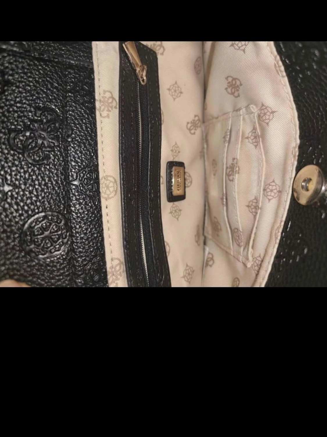Svart handväska från Guess - 2