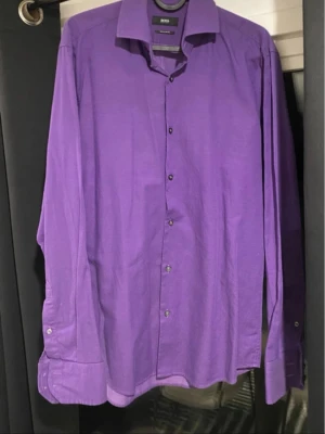 Hugo Boss Skjorta Lila  - En Lila Hugo Boss skjorta. Nästan helt ny. Väldigt prisvärd och speciell skjorta. 