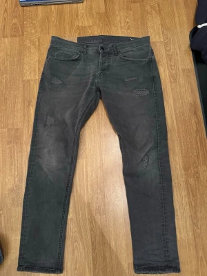 Dondup George  - Säljer dessa dondups i storlek 33 de är väldigt fräscha inga synliga defekter förutom att storleken i vit färg där bak är borta men det är inget man märker av vid användning.Perfekt för dig som gillar en trendig och avslappnad look. Vid frågor och funderingar är det bara att höra av sig!!