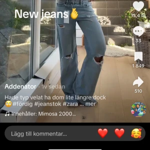 Ljusa blå ripped jeans wide fit - Säljer ett par ljusblå jeans från Zara med breda ben och flera slitna detaljer på låren och knäna. Modellen har låg midja och en loose passform som ger en chill vibe. Perfekt för dig som gillar trendiga och avslappnade jeans med lite edge.