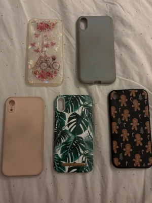 mobilskal till iPhone XR  - Snygga mobilskal till iPhone XR från bla iDeal of Sweden med tropiskt palmbladsmönster i grönt och vitt. Julskal och Paris skal, säljer pga har ny telefon. Det rosa och blå är lite smutsigts men tror det går att tvätta av! Säljs ihop! Kan tänka mig sänka pris!