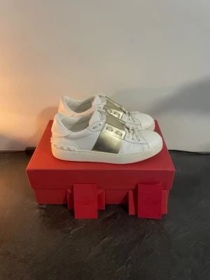 Valentino opens dam - Tja säljer nu dessa valentino opens i väldigt fint skick med gulddetaljer. Allt og på bilden medföljer. Hör av dig vid minsta lilla fundering// Alex closet