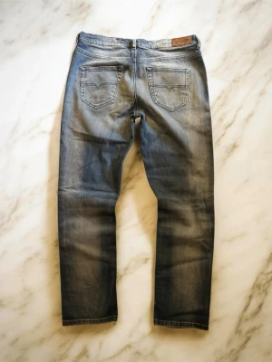 Diesel jeans - Säljer ett par riktigt schyssta diesel jeans med en otroligt tvätt och snygga detaljer, sitter storlek 28 / 32 och har en rak passform. Hör av dig vid minsta fundering och jag fraktar alltid inom 24 timmar. Pris kan diskuteras vid snabb affär.☺️