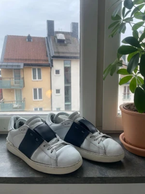 Valentino opens (såld på vinted) - Kan gå ner i pris. Ett mörkblått par Valentino opens i storlek 42. Skorna är i välskick och passar nu till sommaren. Skickar fort.