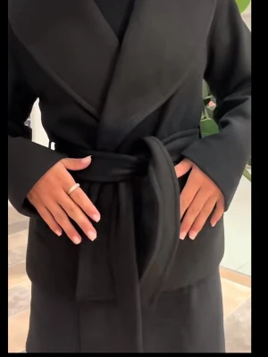 Vero Moda kappa  - Jätte fin kappa från vero Moda perfekt till våren. Säljer pga att den inte kommer till användning. Den har bara varit använd 4 gånger så den är nästan helt ny. 