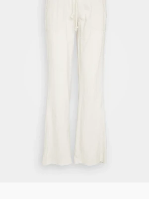 Roxy linne byxor  - Snygga linnebyxor i linne färg  med avslappnad passform och dragsko i midjan. Byxorna har raka ben och är tillverkade i ett lätt och luftigt linnematerial som passar perfekt för en chill och stilren look. De är 82 cm i innerbens längd💕