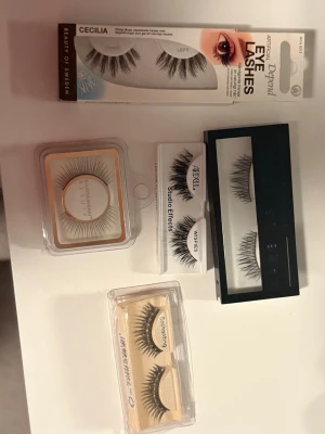 Grön ansiktsroller i jade-sten - Säljer en ansiktsroller i grön jade-sten med guldfärgade metalldetaljer. Perfekt för att massera ansiktet och boosta hudvårdsrutinen. Rollern har två olika storlekar på stenarna för olika delar av ansiktet. Helt nya fransar, skickar med ett par från Makeup store också om man vill (dom på bilden), dom har jag använt en gång.   Rollerna aldrig använda.