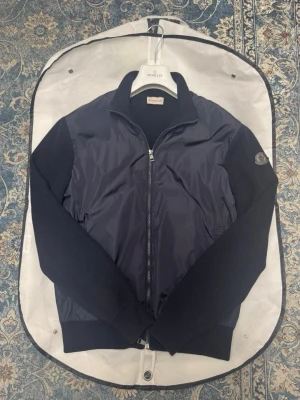 Moncler Cardigan - Moncler cardigan i toppskick, storlek L men sitter mer som en M/S då dessa modeller är rätt så små i storleken. Själv klart äkta går även att verifiera via monclers hemsida med serie koden🙌
