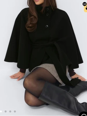 Svart poncho kappa från Gina Tricot - Sällan använd, knappt nopprig! Köptes för 500kr🖤