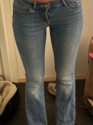 Vera Moda low Rise flared jeans  - Jätte snygga låg midjade utsvängda jeans från Vera Moda i storlek xs men den har väldigt mycket stretch och passar mig som är S/M! Och för att den har stretch tycker jag de sitter extra snyggt! Det finns lite små defekter men inget som syns eller förstör byxorna.  ✨ Innebens längden är cirka 78 cm!  ✨ midjemått är 34cm ( men kan stretchas mycket)