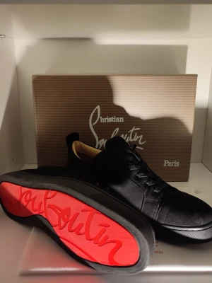 Christian Louboutin - Christian Louboutin som endast är använda vid ett tillfälle. Finns nån liten repa på yttersulan men inget man lägger märke till. Låda och dustbag medföljer. Perfekt för vardagen eller lite finare tillfällen.
