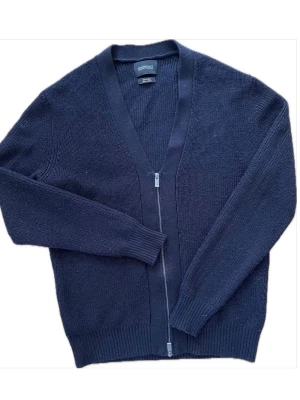 Massimo Dutti merinoull cardigan  - Fint skick. 100% merinoull ”Limited edition” Storlekslapp och tvättlapp finns Normalstor M, modellen är 180 lång Kom gärna med prisförslag och fråga om du tänker på något