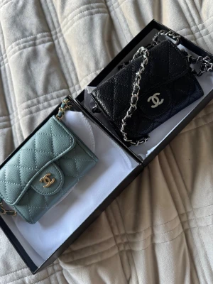 Väska  - Svart | silver | blå | guld. 