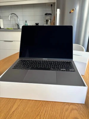 MacBook Air M1 2020 Space Gray 13 tum  - Snygg och tunn MacBook Air i färgen Space Gray med 13-tums Retina-skärm. Tillverkad i aluminium med bakbelyst tangentbord och stor trackpad. Levereras i originalkartong.
