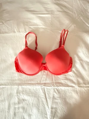  bh Calvin Klein - Snygg oanvänd bh från Calvin Klein. Bh:n har slät design och diskret logga på sidan