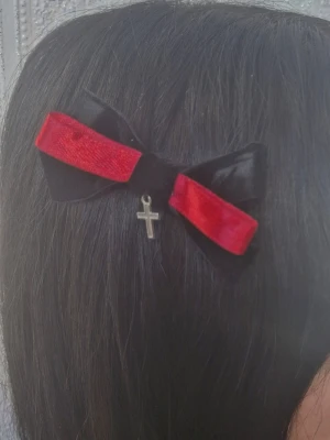 Rosett håraccessoarer med kors - Rosett håraccessoarer med kors hängandes. Gjord av satin och velvet band.