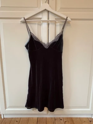 Sammetsklänning  - Mörkblå sammetsklänning i fint skick. Står ingen storlek men skulle säga S-M💕