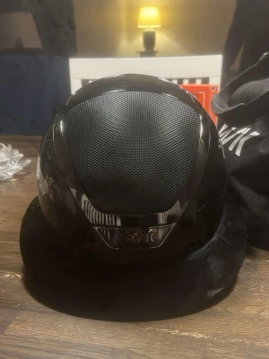 Svart ridhjälm från Kask - Säljer en svart ridhjälm från Kask med blank